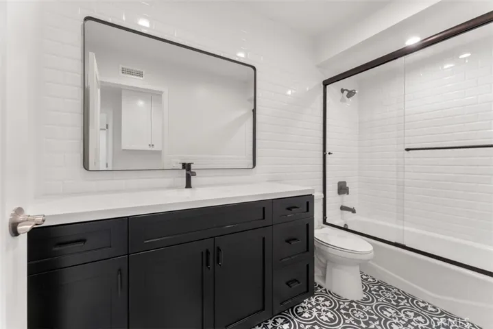 The upstairs guest bathroom.