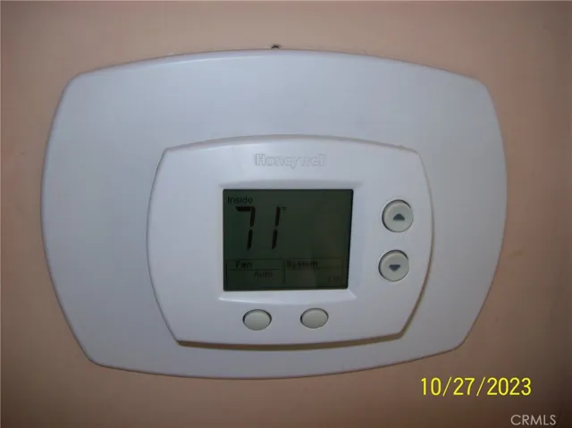 CENTRAL AIR CONDITIONING AND HEATING THERMOSTAT