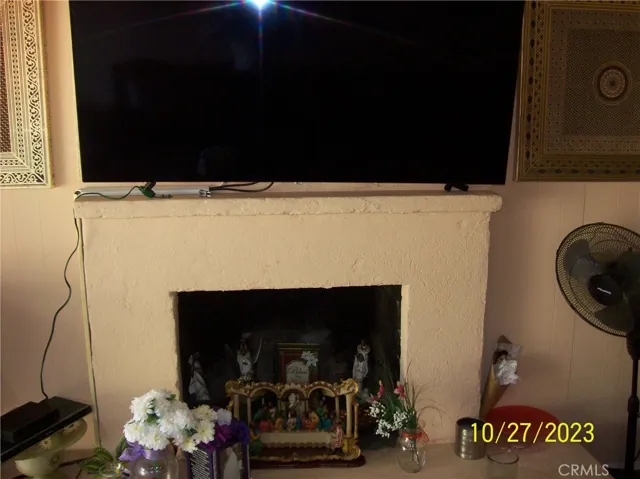 FIREPLACE IN FAMILY ROOM