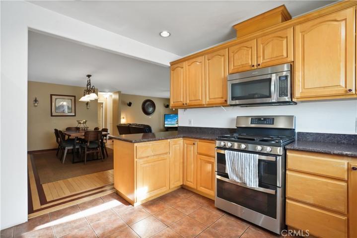 Stove, microwave & dishwasher included
