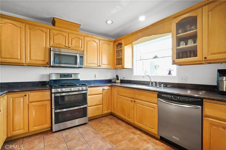 Large kitchen with lots of cabinets
