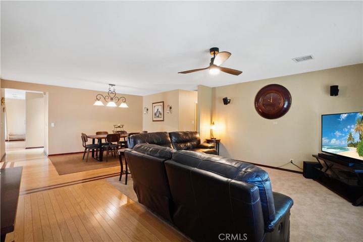 Spacious living room & dining area