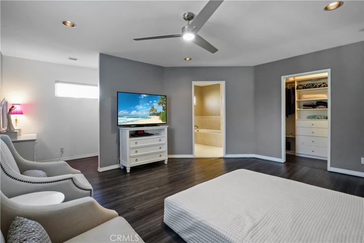 Main Suite- recessed lights & ceiling fan