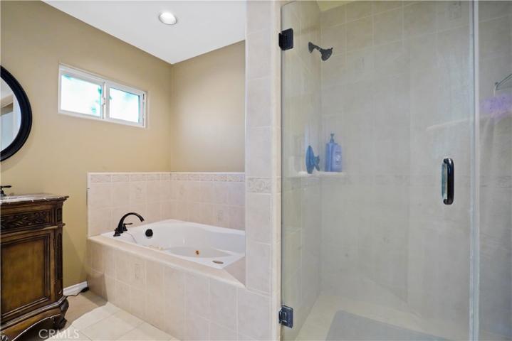 Main Suite Private Bathroom w/shower & tub