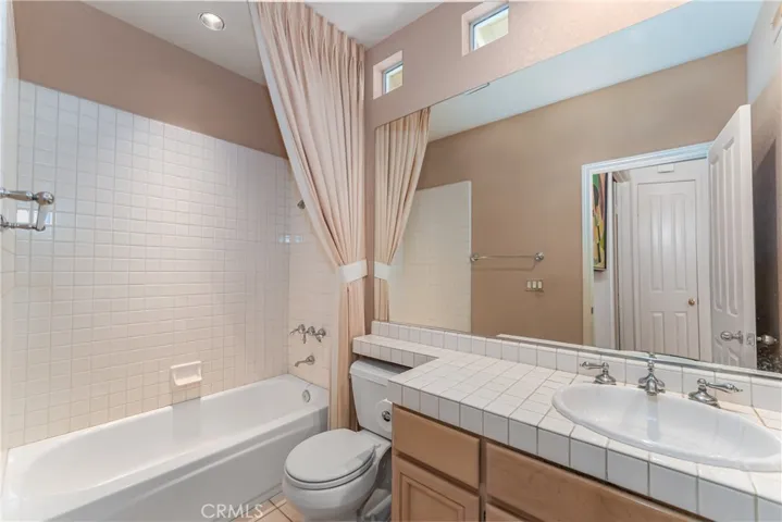 Mainfloor full bathroom