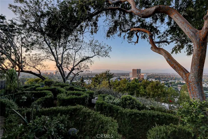 15200 Rayneta Drive, Sherman Oaks, California 91403
