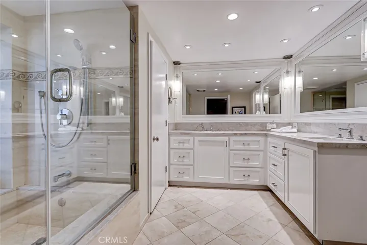 Large 2nd bath with double sinks, roman​​‌​​​​‌​​‌‌​‌‌​​​‌‌​‌​‌​‌​​​‌​​ tub/shower