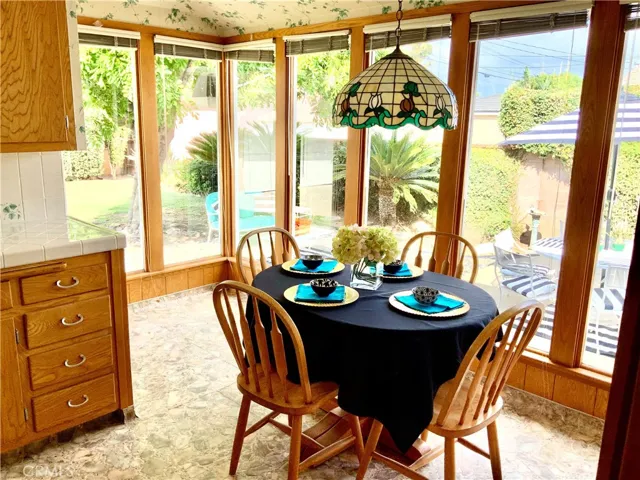LIGHT AND BRIGHT BREAKFAST AREA