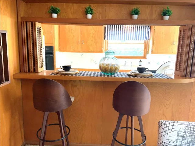 BREAKFAST BAR