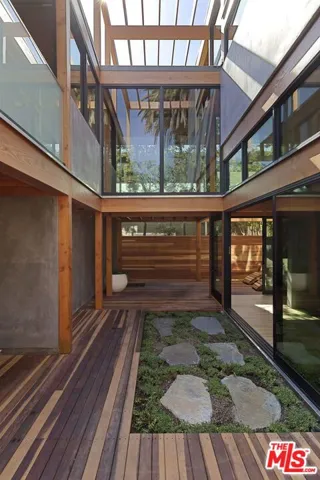 938 Amoroso Place, Venice, California 90291