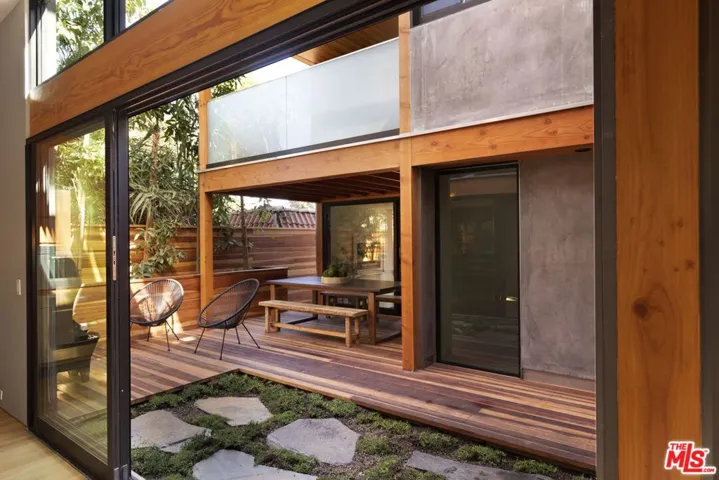 938 Amoroso Place, Venice, California 90291