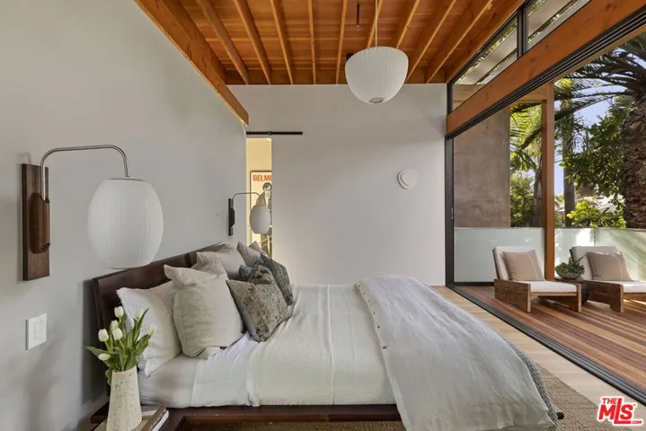 938 Amoroso Place, Venice, California 90291
