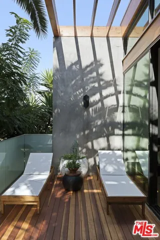 938 Amoroso Place, Venice, California 90291