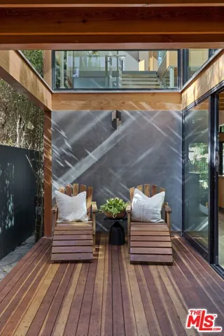 938 Amoroso Place, Venice, California 90291