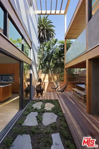 938 Amoroso Place, Venice, California 90291