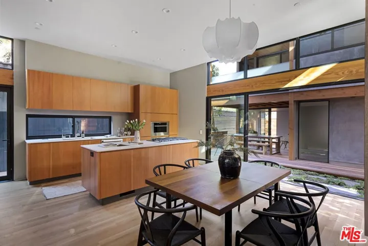 938 Amoroso Place, Venice, California 90291