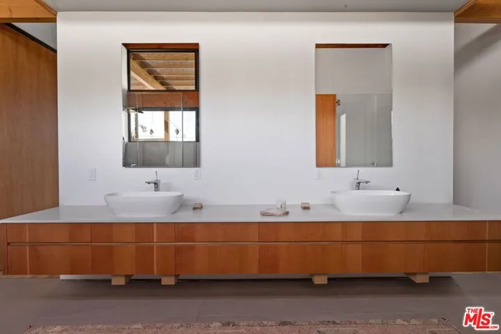938 Amoroso Place, Venice, California 90291