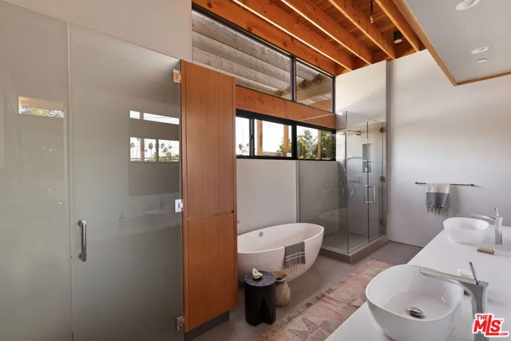 938 Amoroso Place, Venice, California 90291