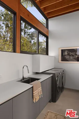 938 Amoroso Place, Venice, California 90291
