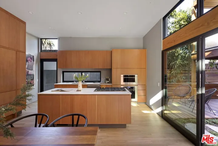 938 Amoroso Place, Venice, California 90291