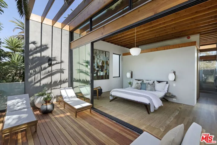 938 Amoroso Place, Venice, California 90291