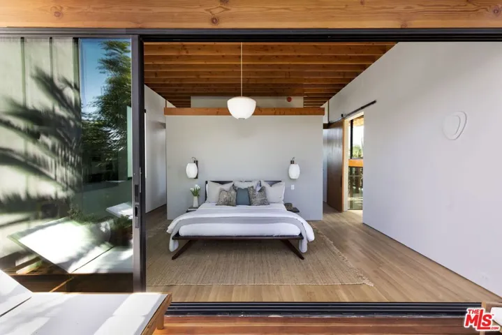 938 Amoroso Place, Venice, California 90291