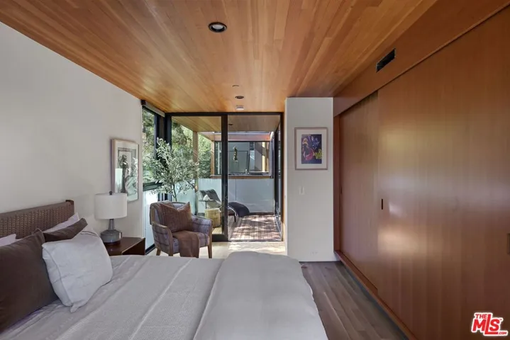 938 Amoroso Place, Venice, California 90291