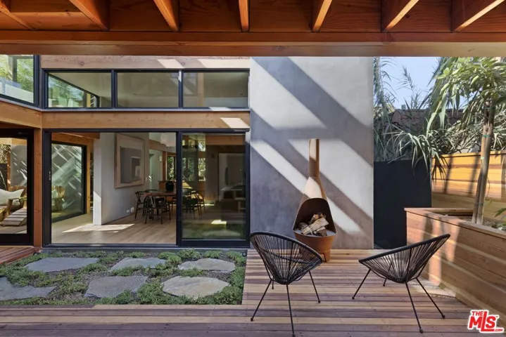 938 Amoroso Place, Venice, California 90291