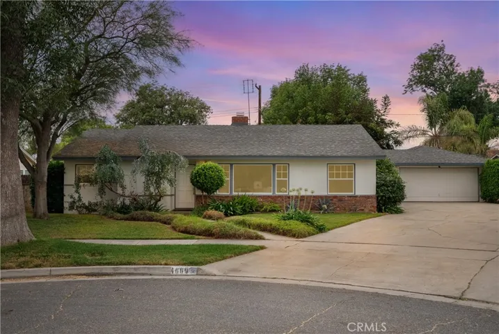 4669 Edgewood Place, sits on a super quiet inside cul-de-sac in the desirable Wood Streets.