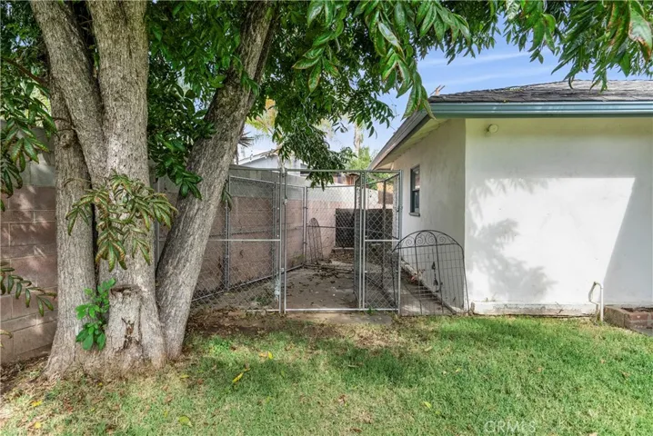 Dog kennel behind garage is incliuded.