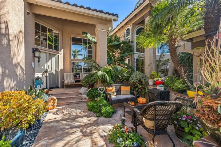 Delightful front patio with flag stone , welcome home!