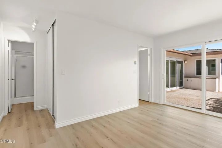 22-web-or-mls-UpMarketMedia246Gar-095