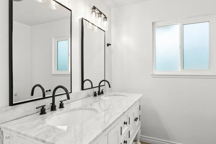 15-web-or-mls-UpMarketMedia246Gar-069