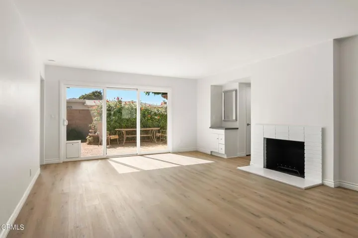 6-web-or-mls-UpMarketMedia246Gar-024