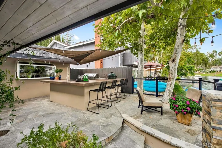 Built in bar, BBQ, & Smoker