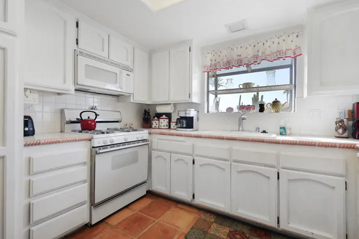 010_Kitchen - White Cabinets