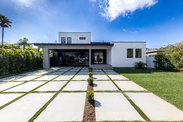 281 E 20th Street, Costa Mesa, California 92627