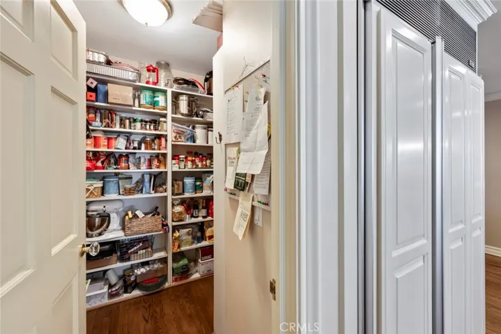 WALK-IN PANTRY