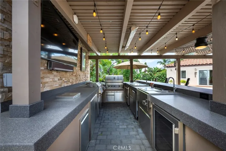 OUTDOOR KITCHEN