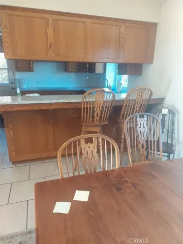 breakfast bar
granite counters