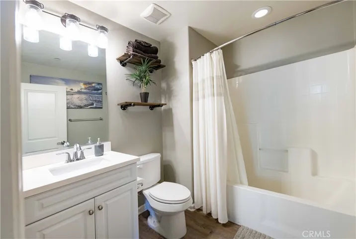 2nd floor hallway bathroom