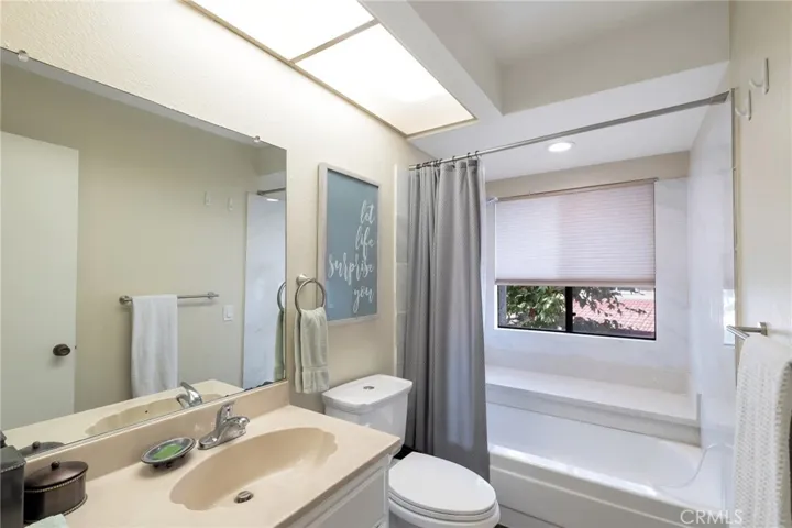 BATHROOM UPSTAIRS