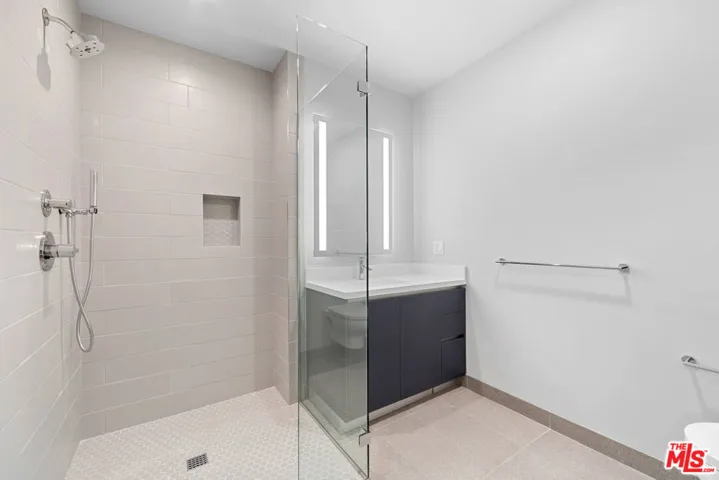 1001 N Fairfax Avenue 302, West Hollywood, California 90046