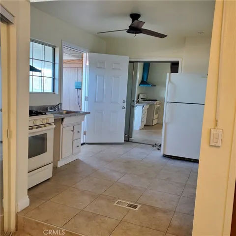 STUDIO KITCHENETTE AREA