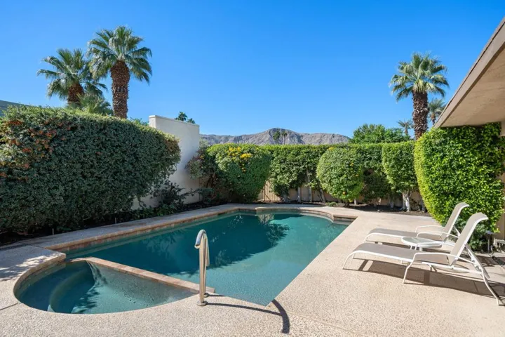 Front Courtyard pool