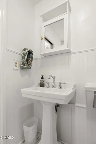 28-web-or-mls-UpmarketMedia-312NBrent-60