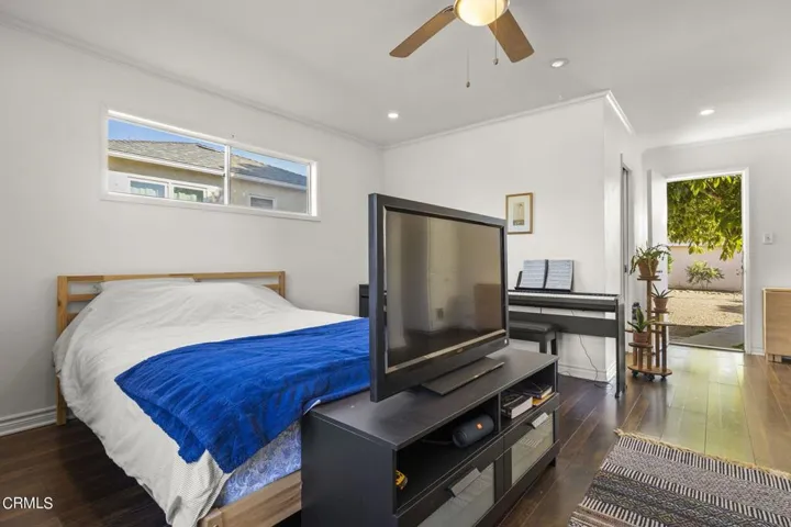 26-web-or-mls-UpmarketMedia-312NBrent-51