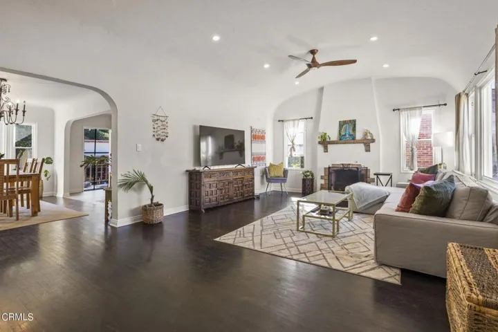 8-web-or-mls-UpmarketMedia-312NBrent-66
