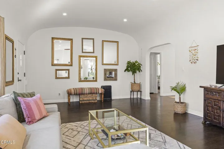 12-web-or-mls-UpmarketMedia-312NBrent-78
