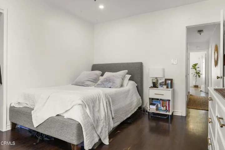 34-web-or-mls-UpmarketMedia-312NBrent-36